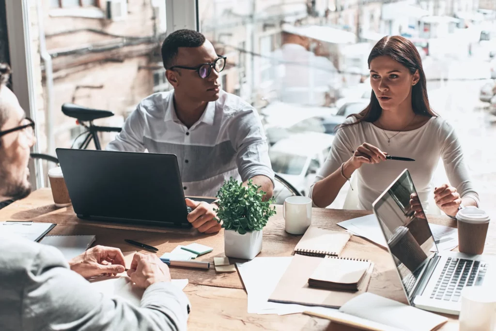 mobilité internationale - employés assis à une table - coaching & coaching