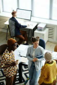 management multiculturel - employés en vue plongeante - coaching and coaching