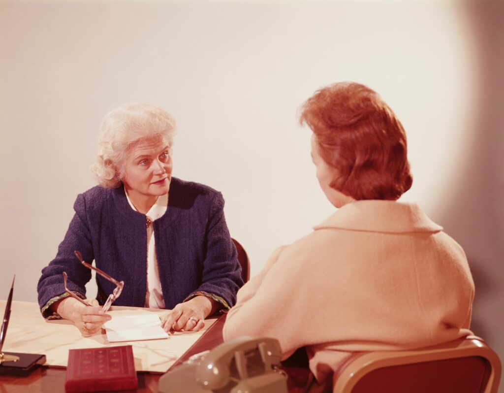 mobilité interne - une femme écoutant l'autre - coaching & coaching