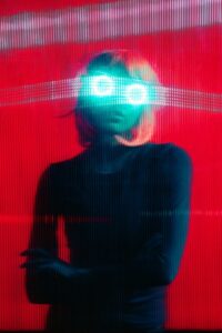 comment se reconvertir en 2025 - femme à lunettes - coaching and coaching