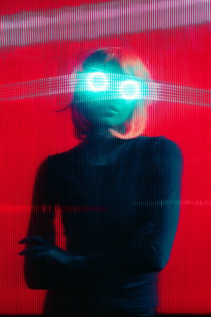 comment se reconvertir en 2025 - femme à lunettes - coaching and coaching