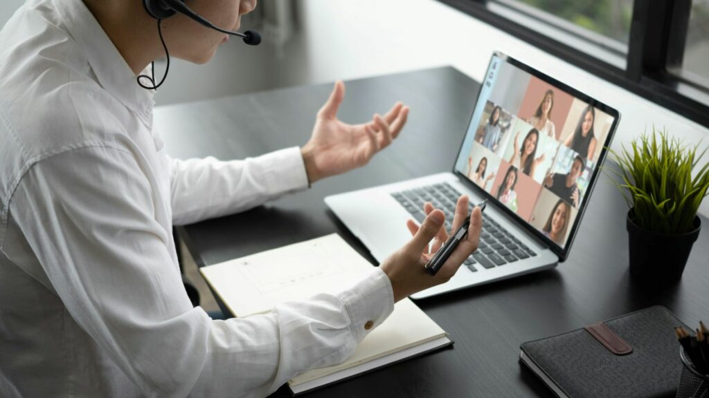 codéveloppement dans le luxe - femme en visio - coaching and coaching