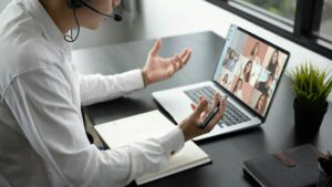 codéveloppement dans le luxe - femme en visio - coaching and coaching
