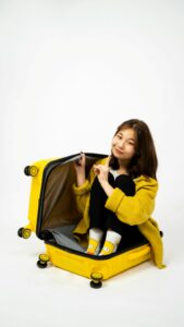 réussir son retour d'expatriation - femme dans une valise - coaching & coaching